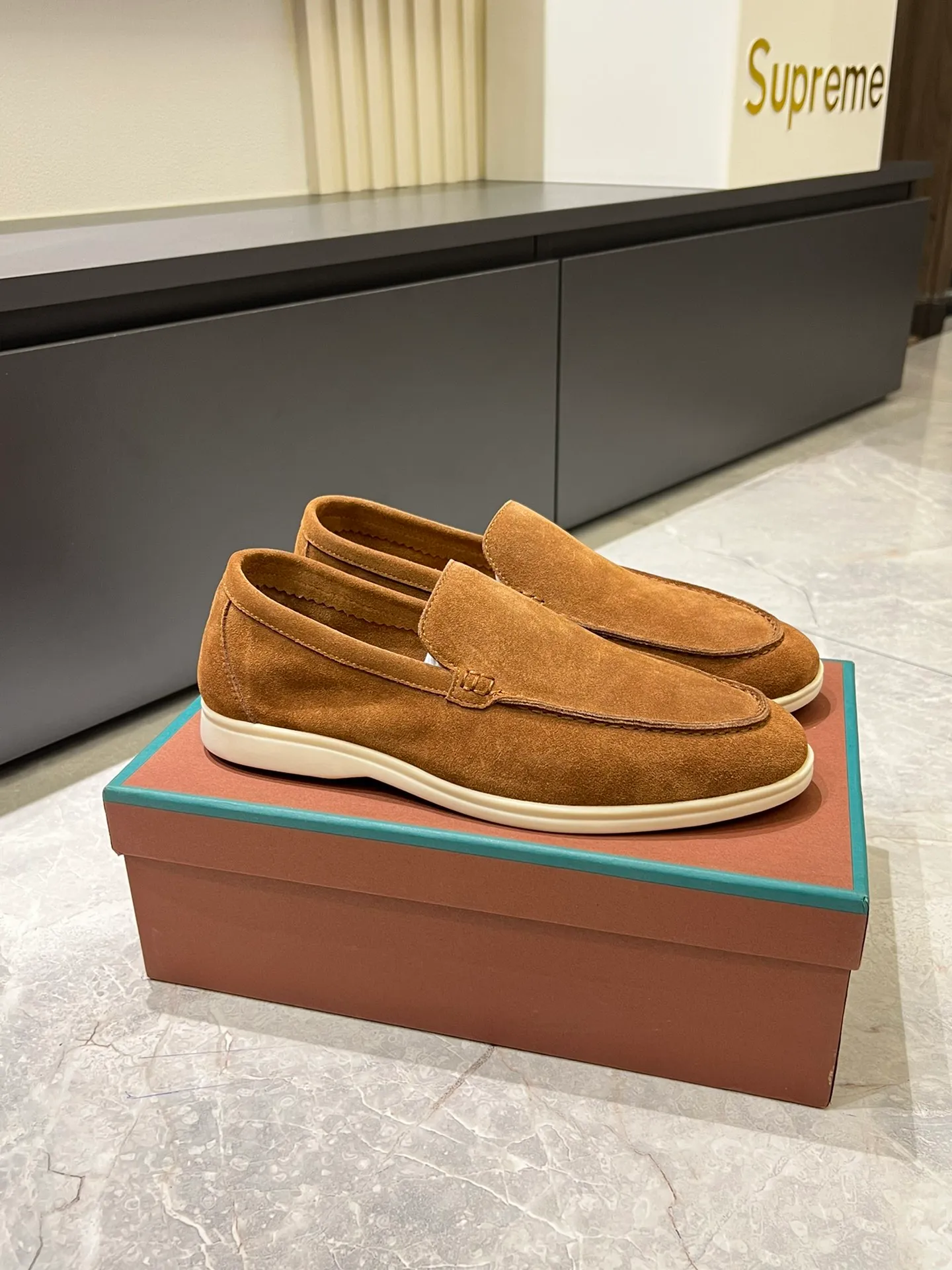 Men's shoes 💰p360 "Loro men's shoes 💰pian'*" Classic L men's shoes for couples 💰p Top version British flat loafers, a must-have item in old money style, the minimalist design is eye-catching and durable, a plus point for dressing The soft foot feel and texture are outstanding. They don’t scratch your feet and are very nice. They are matched with soft and waxy soles. They can be worn daily for a long time without getting tired. They are easy to wear, versatile and classic items, with perfect foot feel and texture! Imported cashmere fabric, the lining is made of imported A-grade water-dyed cow lining, the top version of the genuine leather midsole is sewn with pure handmade mark thread! Size: Female 35-40 (34. Customized) Male 38-44 (45.46. Customized)